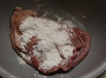 step4: 最後再加入約2大匙麵粉繼續搓揉，冲洗後，再重覆加多1次麵粉搓揉，直至去掉表面滑滑的黏液和異味就可以，把豬肚翻轉回來，準備塞入材料。