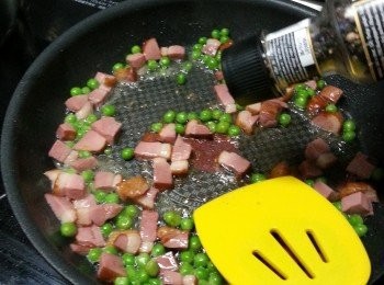 step4: 落黑椒粉炒勻後加入菠蘿炒勻