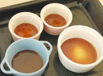 step2: 立刻將<span class="group_2">焦糖液</span>倒入烤杯內，均勻鋪在杯內，待糖變硬