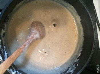 step4: 熱鍋倒入栗子奶 (如果太結稠，加入另外100 ml燕麥奶)，加入紅糖、冰糖粒煮熔，不停攪拌至滾即可。