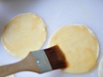 step4: 準備好水餃皮(買現成的)將餃皮塗滿一層薄薄的麻油