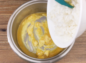 step1: 燒熱油，下蛋汁快炒之後放入白飯炒勻至熱騰騰，完成盛起待用。