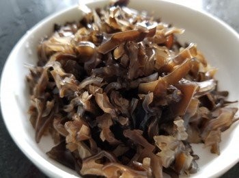 step7: 鮮雲耳，用薑片，黃酒出水後切成絲