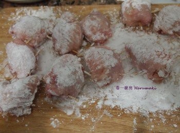 step2: 完成釀飯後, 鷄球兩面沾上適量粟粉