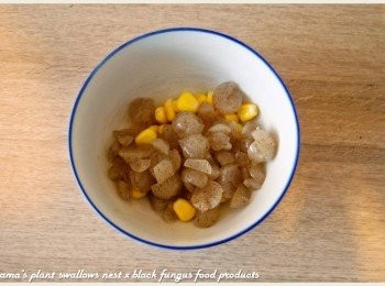 step2: 黑木耳QQ圓分切成1/4的大小後，與玉米粒一同放入碗中。
