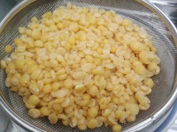 step1: 先將馬豆用中火煲15分鐘，然後離火，蓋上蓋焗15分鐘，然後再煮約30分鐘至稔身，瀝水備用