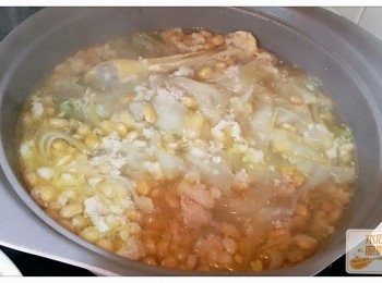 step2: 2. 煲粥的話繼續 --&gt;> 先隔走<span class="group_1">湯料</span>後，將白米，湯汁，雞件放入煲中，預較個時間，早上有粥食啦！

**半杯米：煲粥嘅水份(連湯汁)約3杯