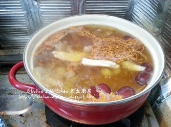 step5: 再加入<a href="https://bit.ly/3kLFTWO" target="_blank" data-keyword="雞腳" class="guide-link"><strong>雞腳</strong></a> <span style="display:inline-block;vertical-align:middle;margin-top:-3px;color:initial;border-radius:3px;padding:2px 3px;font-size:12px;line-height:14px;background:#87d300;color:#fff;">即買</span> 及蟲草花拌勻用中火煲15分鐘後蓋上蓋轉慢火煲1 1/2小時