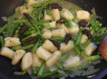step10: 鑊下橄欖油，先炒熟羊肚菌，大約三分鐘。加入洋蔥粒再炒至透明。再落蘆筍(切段)，和青豆。下牛油和少許煮 gnocchi 的麵粉水、浸羊肚菌的水。最後落 gnocchi 一齊粉。用鹽和黑胡椒調味。煮至收汁。