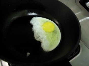 step6: 煎顆太陽蛋備用