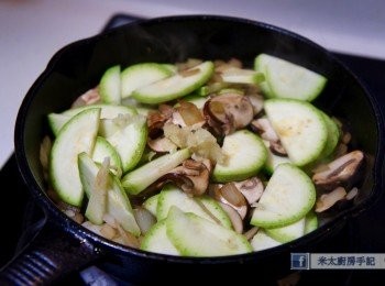 step5: 加入蒜茸和翠玉瓜炒勻(不用炒至瓜熟)。