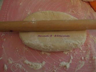 step3: 麵糰從雪櫃取出, 用棍搓平麵團(厚度約0.5cm)