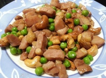 step8: 熄火後才加入腰果,腰果不會受到水份而變淋身而不香脆