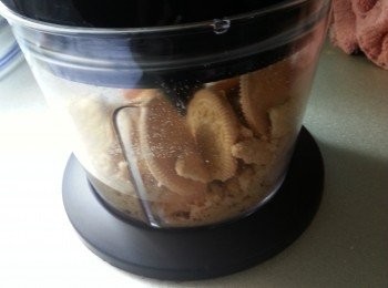 step2: oreo餅刮去中間餡部份不要,再用食物處理器打碎(亦可用麵棍壓碎)餅越碎越好