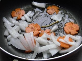 step3: 備一匙油熱鍋，將洋蔥及紅蘿蔔片爆香