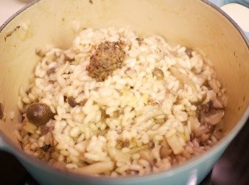 step8: 最後熄火加入黑松露醬拌勻, 蓋上煲蓋8分鐘
(如果要有少少意大利飯生米口感的可以略過, 直接上枱)