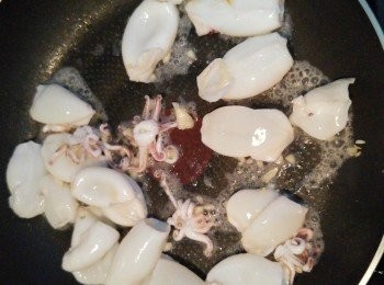 step9: 煮洋蔥同時可另爆香半茶匙蒜蓉﹐將魷魚及蝦炒至7成熟﹐盛起待用。