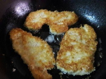 step4: 把豬扒炸至二面金黃