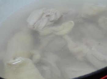 step1: 雞腿肉切塊，熱水川燙