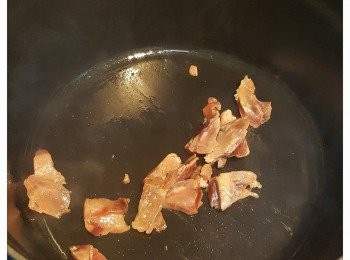 step1: 熱鑊下油爆香巴拿馬火腿，加入南瓜和芋頭，略炒