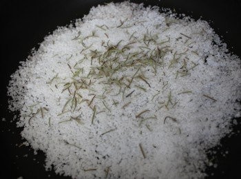 step1: 白鑊(沒有油的鑊)開大火, 下粗鹽及少許迷迗香燒熱鑊