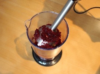 step2: 放入手動攪拌機內打至變蓉