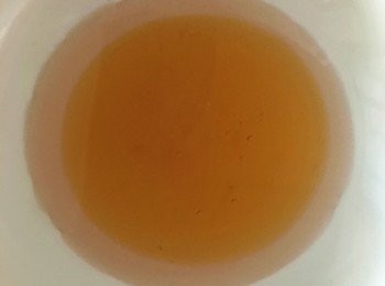 step1: 糖漿，油，1/2茶匙鹼水拌勻，倒入麵粉攪拌，和成團，蓋上保鮮膜，醒2小時