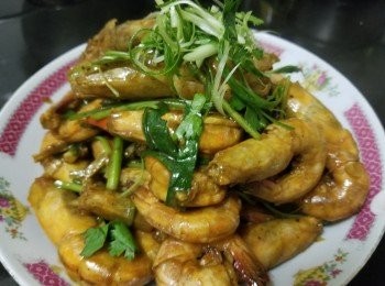 step7: 做法：

將蝦清洗後去除蝦腸，隔乾水份上少少生粉，燒紅油鑊將蝦放入大火快炒，煎至兩邊轉粉紅色後，放入蒜頭，乾蔥，薑絲，辣椒快炒，轉中火加入糖，生抽，少少水蓋好焗煮約 1 分鐘，再轉大火少少麻油，煎至收乾水份，完成。