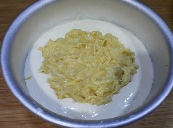 step8: 將淡忌廉分數次加入忌廉芝士輕手拌勻，最後加入已溶的魚膠水拌勻！（忘記影相）

雪櫃取出餅底，倒入1/3芝士醬！
中間加入餘下的榴槤肉（要留番少少放面架）注意不要加到邊位！