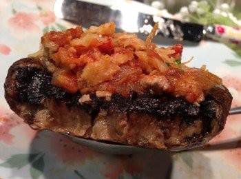 step8: 芝士絲可以選用 mozzarella cheese 或 Parmesan Cheese。Mozzarella cheese 的味道比較溫和，而且口感較軟滑。Parmesan Cheese 質地比較硬，芝士的味道會很香醇濃厚，鹹中帶點甘甜味。看自己喜歡吃什麼口味的芝士就加進去烤。