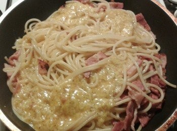 step3: 下意大利麵與培根拌勻，關火，然後淋上已拌勻的醬汁，快速拌勻即成！