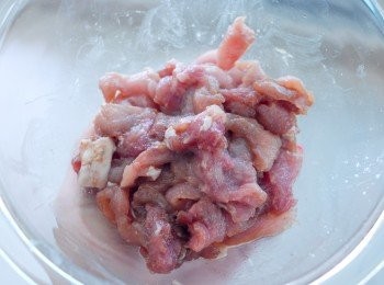 step1: 用少許生抽，糖，生粉醃肉絲20分鐘。 先用沸水煮米粉至軟身，瀝乾水份，待涼後灑少許油 （＊這可令米粉炒時不黏）