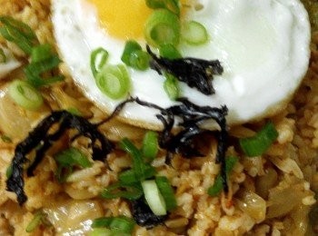 step4: 雞蛋做成荷包蛋和煎好，擺在米飯上，最後撒些蔥花即可。