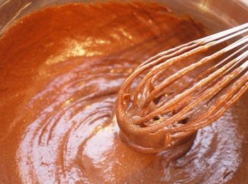 step8: 在攪拌均勻的巧克力蛋黃糊中，一開始會非常稠，加入淡奶油或牛奶後，就會比較稀一些，再攪拌均勻。淡奶油讓蛋糕口感更香，用牛奶代替也是可以的。