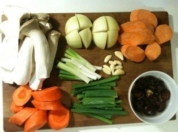 step1: 杏鮑菇切半備用。