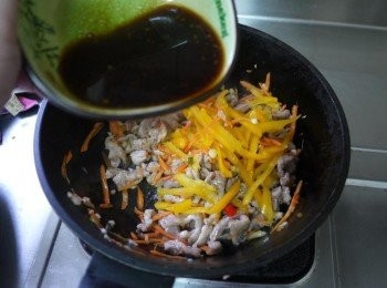 step5: 倒入事先調好的<span class="group_4">醬汁</span>與黃椒絲