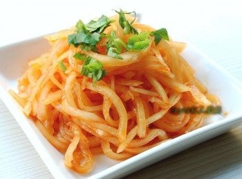 step7: 吃在嘴裏咔滋咔滋的,味道酸酸辣辣還帶一些麻辣的口感,這是川味獨特的地方,真的會讓人吃了一口接一口停不下來呢~