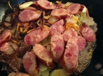 step5: 待<span class="group_1">食材</span>8分熟後放入年糕拌炒加50CC水後,放入毛豆.木耳及白酒干貝香腸,待湯汁收乾即可,把鮮美的海味通通留在香Q的年糕裡,就是最幸福的滋味~