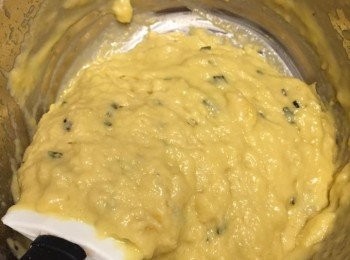 step3: 濕材料添加至乾材料中，輕輕拌勻完全混合，