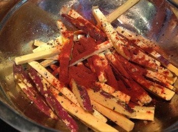 step1: 預熱焗爐至200度。 清洗番薯表面，可以的話，不去皮更能保存營養。 番薯切幼條。