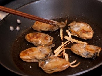 step5: 將鑊燒紅，落少許油，放入薑絲爆香然後逐隻蠔慢慢放入鑊，收細火，慢煎