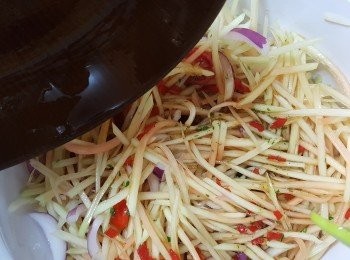 step8: 將<span class="group_2">醃汁</span>與所有<span class="group_1">材料</span>拌勻後，放入雪櫃冷藏最少2小時。