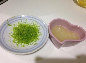 step1: 無鹽奶油.奶油乳酪及蛋先從冰箱取出退冰至常溫,蛋糕模內均勻塗抹奶油放進冷凍庫,檸檬洗淨用刮板磨下綠色皮部份,檸檬榨汁備用。