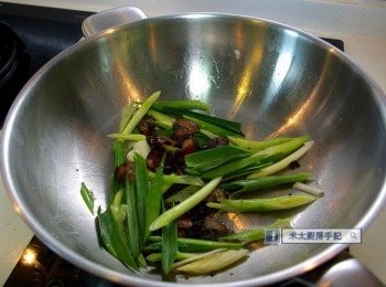 step6: 放入蒜心炒幾下，灒酒。