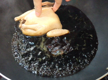 step5: 將汁（草菰老抽，生抽，水  ，玫瑰露，冰糖及已炒香香料）放入大火煮5分鐘，再放入乳鴿煮滾收至中慢火。（煮約20分鐘，中途要翻轉乳鴿，繼續煮。）