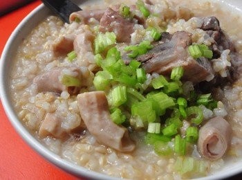 step5: 開鍋時只要放些鹽巴調味放上芹菜末就可享用暖呼呼的粥品囉!