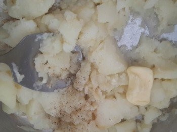 step1: 將馬鈴薯用電鍋蒸熟~