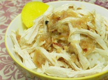 step6: 將雞肉絲放在白飯上，夾上一片黃蘿蔔，淋上肉汁後，就是一碗簡單的雞肉飯囉