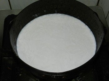 step2: <span class="group_2">椰奶凍</span>的椰奶跟鮮奶先倒入鍋內，拌勻後煮開，再倒入混合好的糖與吉利T，快速攪拌，讓兩者皆融化