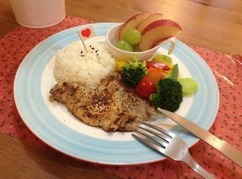 step3: 切點喜歡的<span class="group_4">水果</span>把食材主裝好就完成囉^^